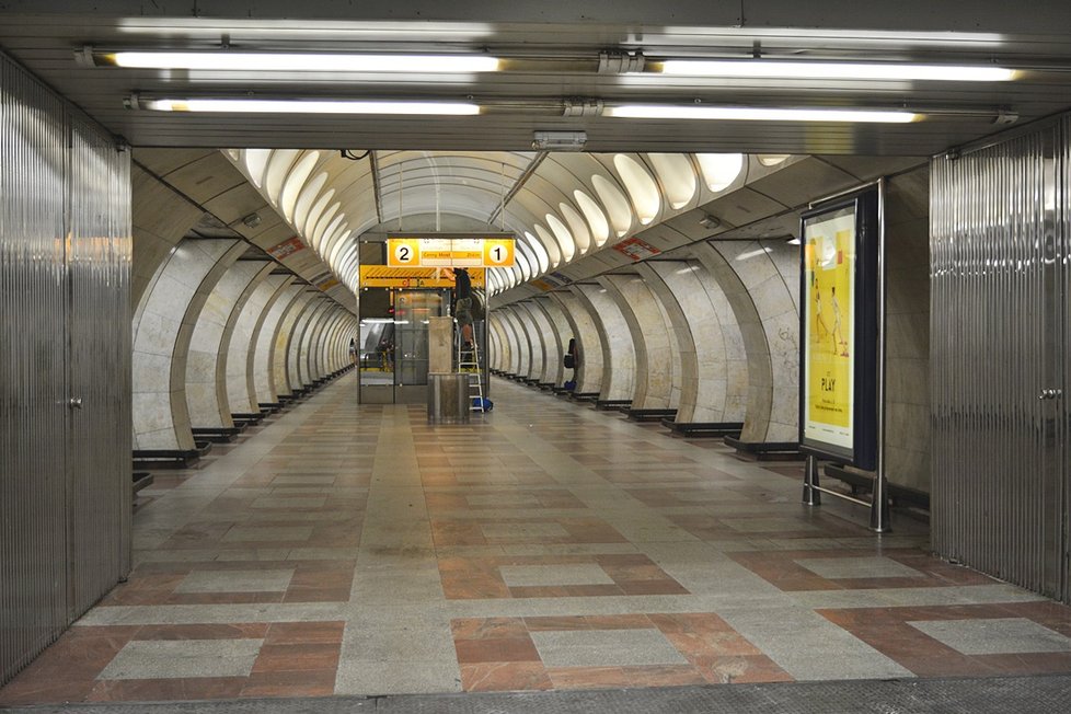 Eskalátory už jsou hotové! Do metra na Andělu už se zase dostanete hlavním vstupem.