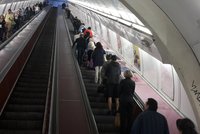 Spočítali jsme lidi na eskalátorech metra. Doleva je to netáhne, dopravce chce změnu