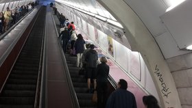 Za půlhodinu na eskalátorech na Anděl vyjelo 1106 cestujících.