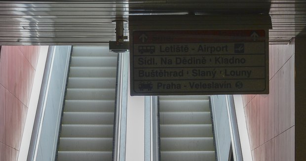 Eskalátory do metra Nádraží Veleslavín jsou užší než obvykle.