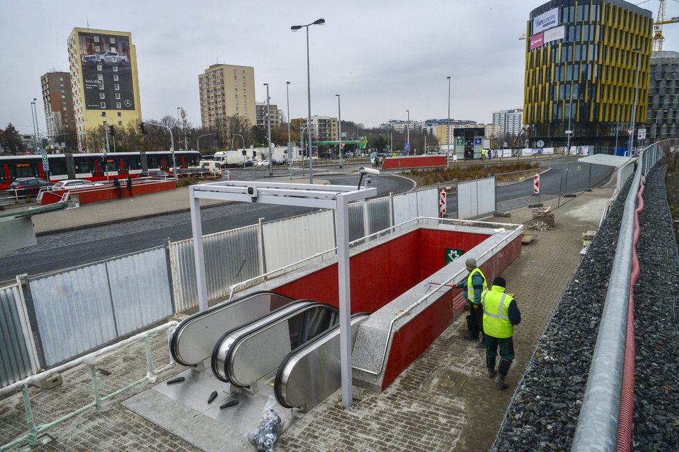 Eskalátory do metra Nádraží Veleslavín jsou užší než obvykle.