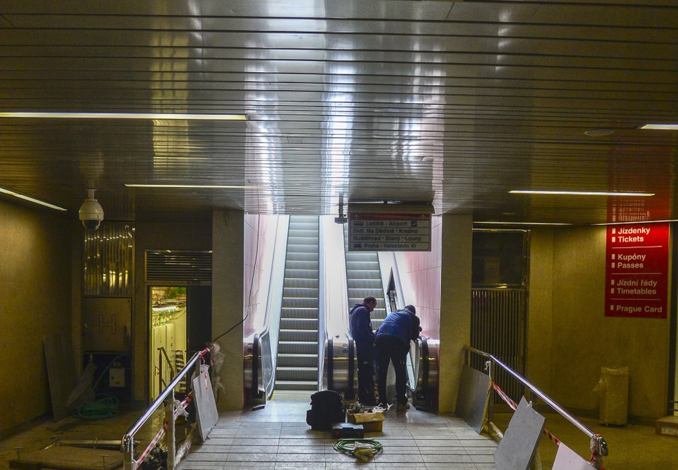 Eskalátory do metra Nádraží Veleslavín jsou užší než obvykle.