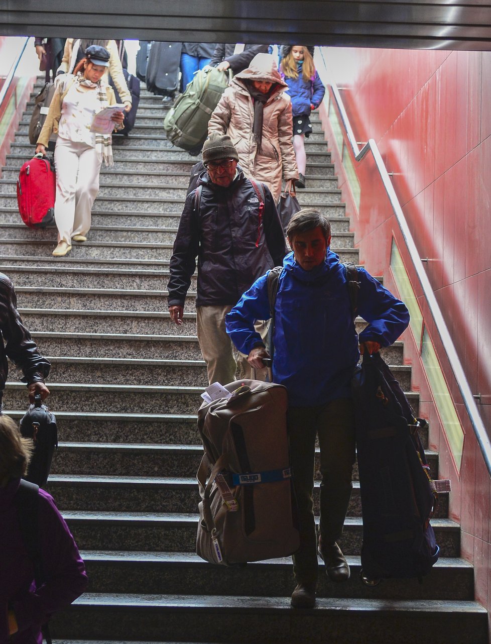 Eskalátory do metra Nádraží Veleslavín jsou užší než obvykle.