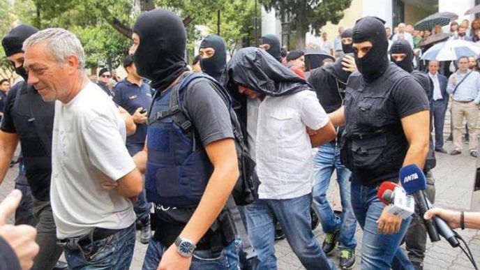 Eskorta. Členy parlamentní strany Zlatý úsvit přivádějí k soudu policisté z protiteroristické jednotky.