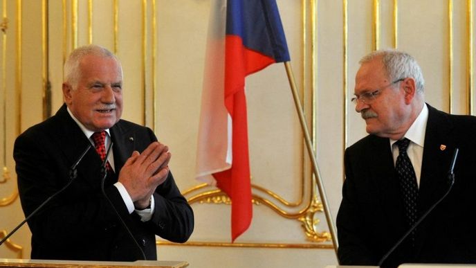 eský prezident Václav Klaus a slovenský prezident Ivan Gašparovič (vpravo) předstoupili 26. února před novináře po svém jednání v Bratislavě.
