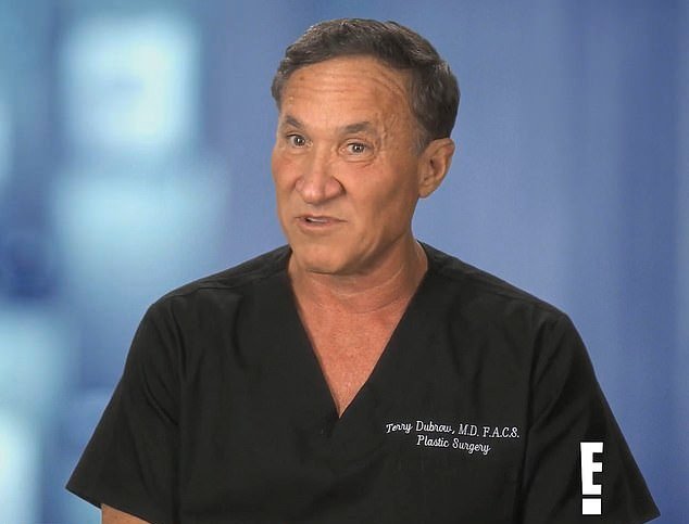 Dr. Terry Dubrow řekl, že jde o nejzpackanější případ zmenšení prsou, který kdy viděl.