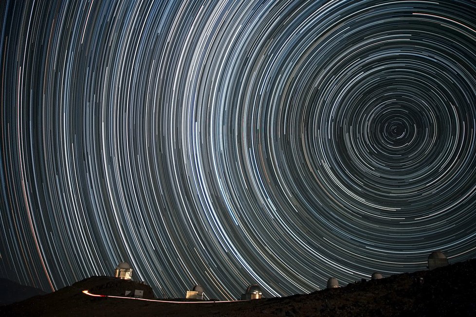 Rotaci Země ukazuje fotka noční oblohy s dlouho expozicí. Z hvězd jsou čáry...