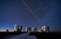Laserový paprsek vytváří umělou hvězdu, díky které astronomové analyzují stav atmosféry a přizpůsobují mu 500x za sekundu tvar zrcadla
