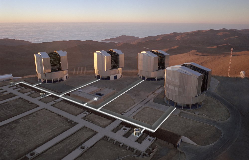 Čtveřice dalekohledů VLT. Na fotce jsou vidět i koleje, po kterých se dalekohledy pohybují