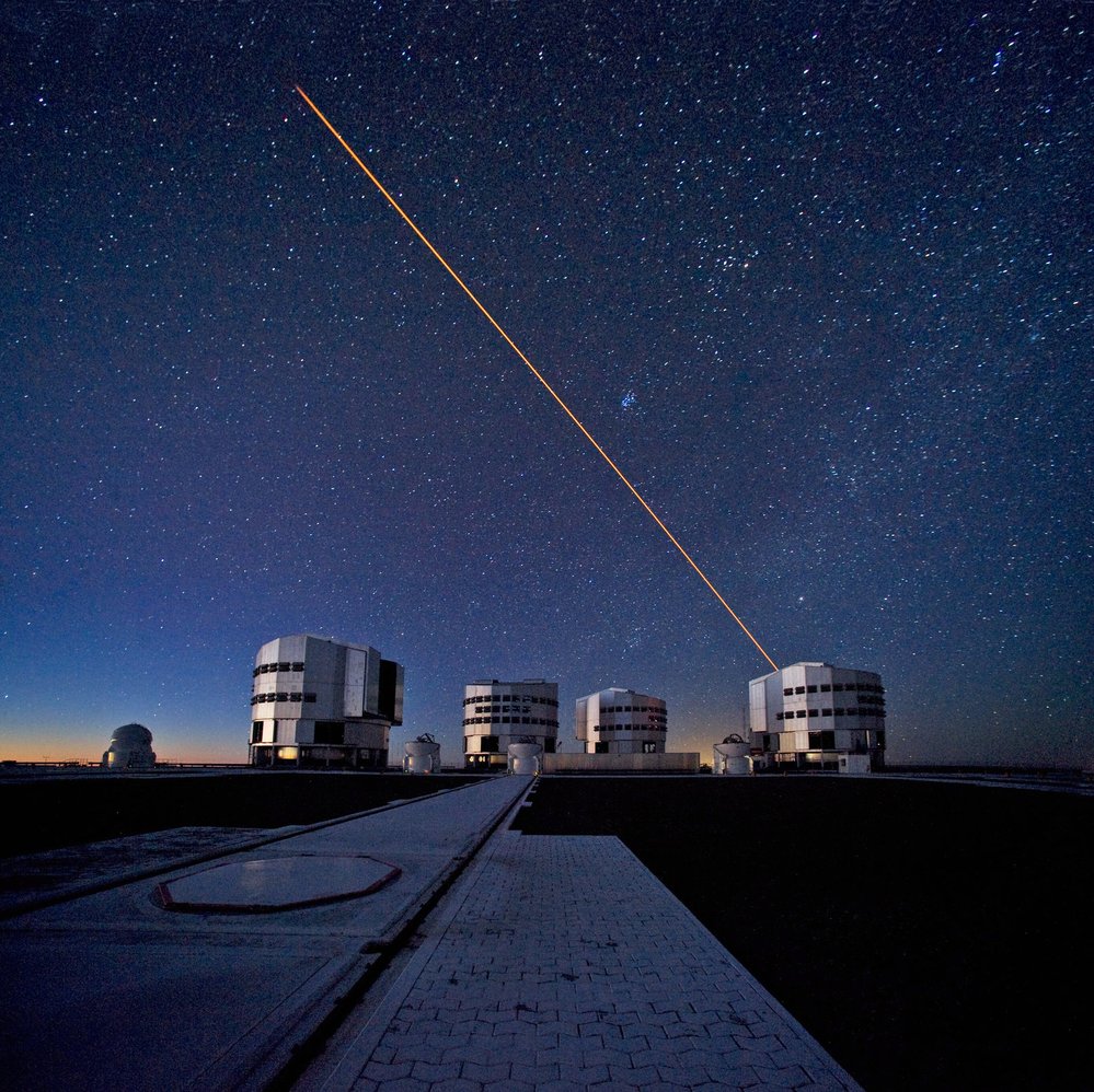 Laserový paprsek vytváří umělou hvězdu, díky které astronomové analyzují stav atmosféry a přizpůsobují mu 500x za sekundu tvar zrcadla