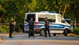 Policie přijela na místo činu v německém Espelkampu.  Střelec tam usmrtil dva lidi.