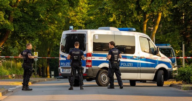 Drama na německé dálnici: Ozbrojenec přepadl autobus, zadržela ho policie!