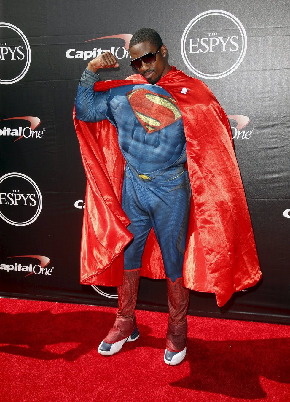 Hráč amerického fotbalu Marquette King přišel jako Superman.