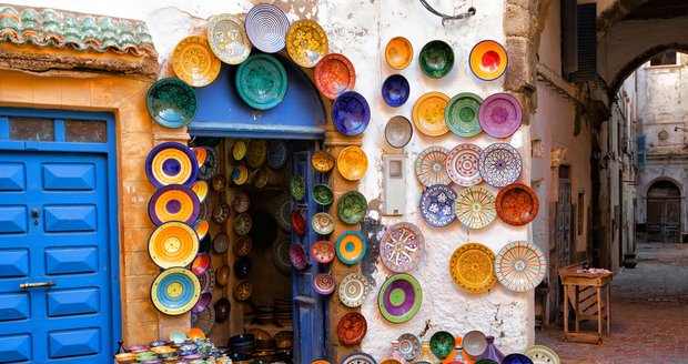 Keramika patří k tradičnímu zboží prodejců.