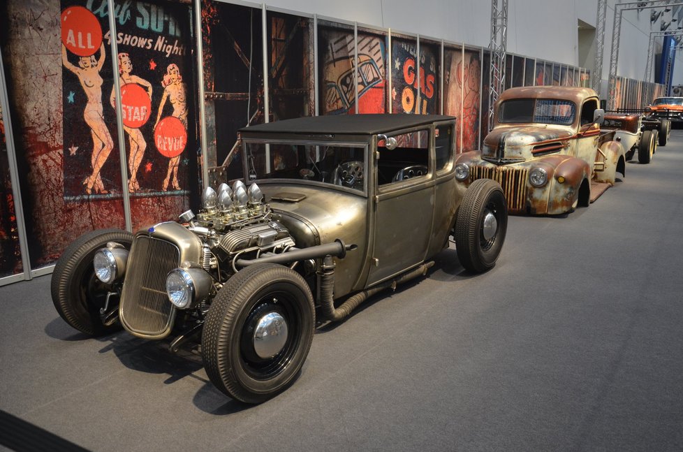 Stylové prostředí s dobovými plakáty – autentická expozice amerických hotrodů, které vynikají brutálním výkonem a nízkou stavbou. Jde asi o počátek moderního tuningu, na jehož startu stáli američtí vojáci vracející se z druhé světové války. Ti takto upravovali modely z 30. a 40. let minulého století, protože nová silná auta tehdy moc nebyla.