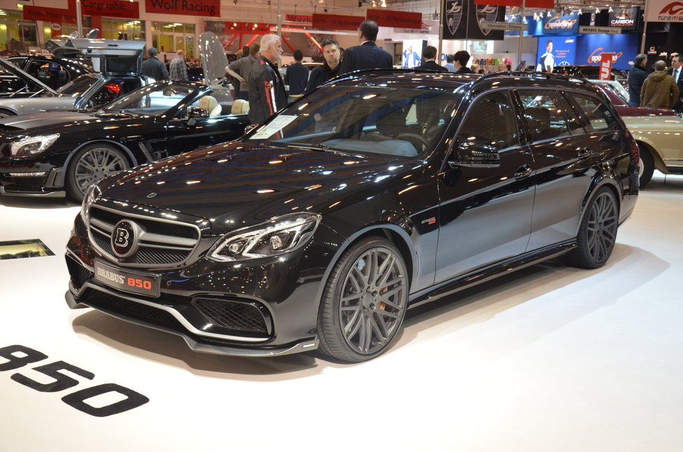 Brabus E 850 6.0 V8 Biturbo Mercedes-Benz třídy E jako rodinný sedan nebo kombi pro konzervativní pány? Zapomeňte! Brabus přepracoval jeho vrcholnou verzi E 63 AMG. Převrtal vidlicový osmiválec na 6,0 litru, instaloval do něj nové kované písty, ojnice a klikovou hřídel, použil výkonnější turbodmychadla a modifi koval sací i výfukové potrubí. Výsledkem je výkon 625 kW a točivý moment 1450 N.m, který je ale elektronicky omezen na 1150 N.m. Prostorný vůz tak může letět až 350 km/h a stovku udělá za 3,1 s. Cena? V současném kurzu pouhých 8,2 milionu korun..