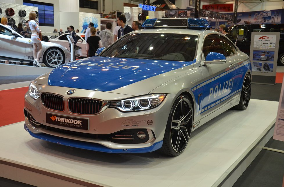 AC Schnitzer ACS4 2.8i. Být policistou v Německu? Každopádně! Vždyť nyní budou jezdit v BMW 4 Coupé vyladěném společností AC Schnitzer. Výkon zážehového dvoulitr stoupl na 216 kW a točivý moment na 420 N.m. Díky tomu kupé ACS4 2.8i sprintuje na stovku za 5,7 s, z 80 km/h na 180 km/h se rozjede za 12,7 sekundy a maximálka je elektronicky omezena na 250 km/h. Těm už jen tak někdo neujede.