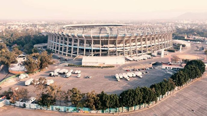 Estadio Azteca, jeden z největších stánků světa, který hostil letní olympiádu 1968, fotbalová MS v letech 1970 a 1986, má kapacitu lehce přes sto tisíc míst, v létě bude nicméně omezena na necelých 88 tisíc. Estadio Azteca, jeden z největších stánků světa, který hostil letní olympiádu 1968, fotbalová MS v letech 1970 a 1986, má kapacitu lehce přes sto tisíc míst, v létě bude nicméně omezena na necelých 88 tisíc.