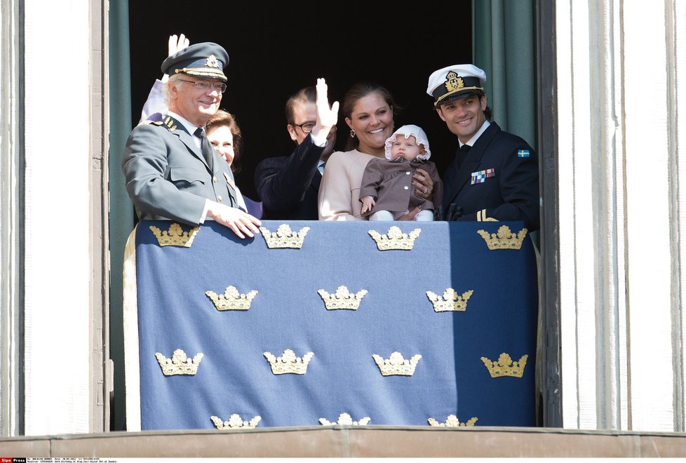 Švédská královská rodina na balkoně