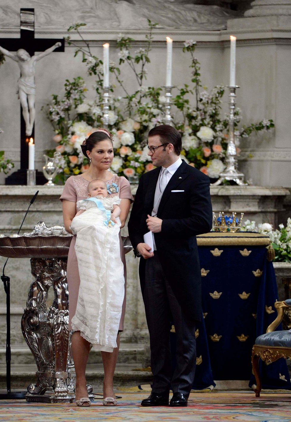 Victoria, Daniel a Estelle na křtu ve stockholmském kostele