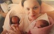 Ester Geislerová v porodnici se svými dvojčaty.