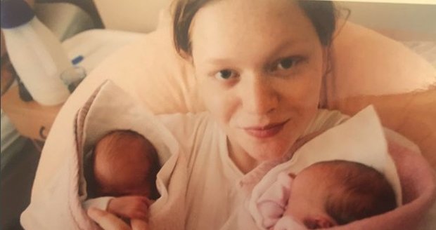 Ester Geislerová v porodnici se svými dvojčaty.