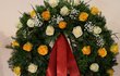 Pohřeb Marie Rút Křížkové: Smuteční věnec od dcery Ester Janečkové s rodinou Pohřeb Marie Rút Křížkové: Smuteční věnec od dcery Ester Janečkové s rodinou