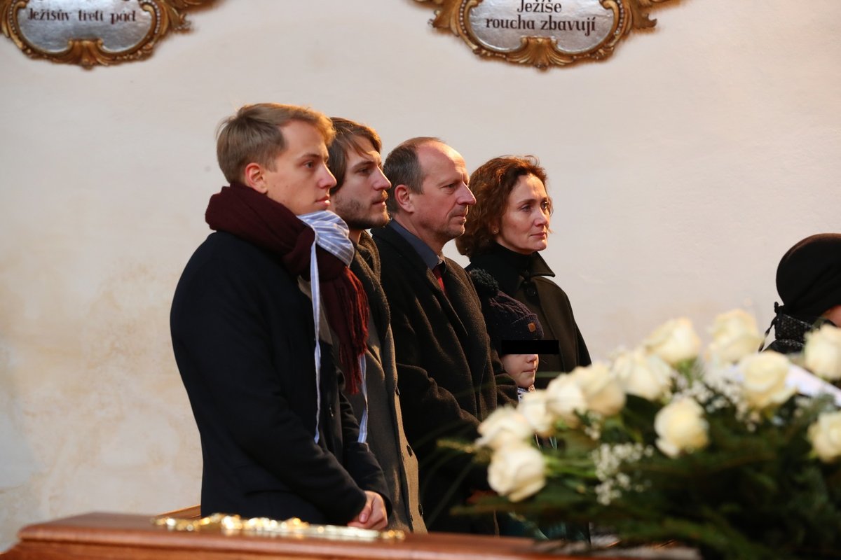 Pohřeb Marie Rút Křížkové: Dcera Ester Janečková s rodinou
