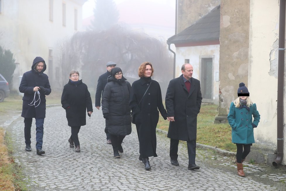 Pohřeb Marie Rút Křížkové: Dcera Ester Janečková s rodinou