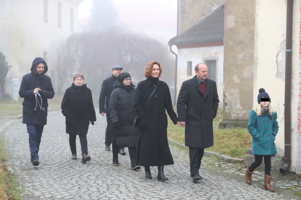 Pohřeb Marie Rút Křížkové: Dcera Ester Janečková s rodinou