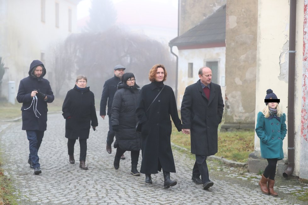 Pohřeb Marie Rút Křížkové: Dcera Ester Janečková s rodinou