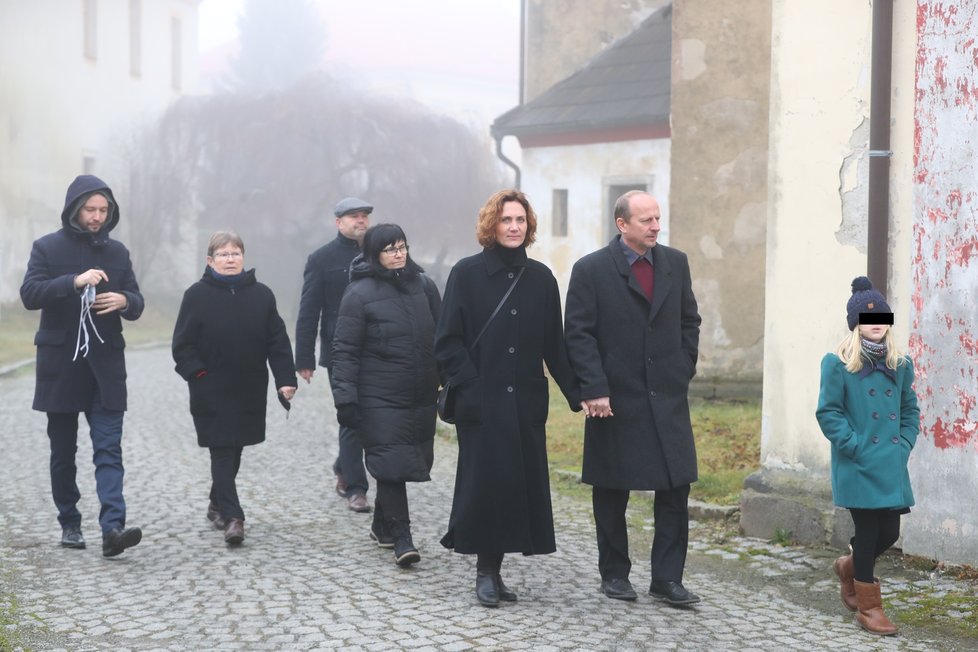 Pohřeb Marie Rút Křížkové: Dcera Ester Janečková s rodinou