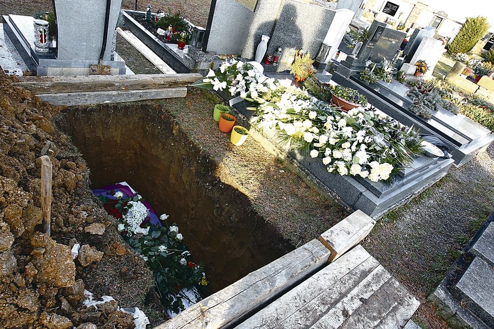 Rodina nechala Filipa uložit do hrobu.