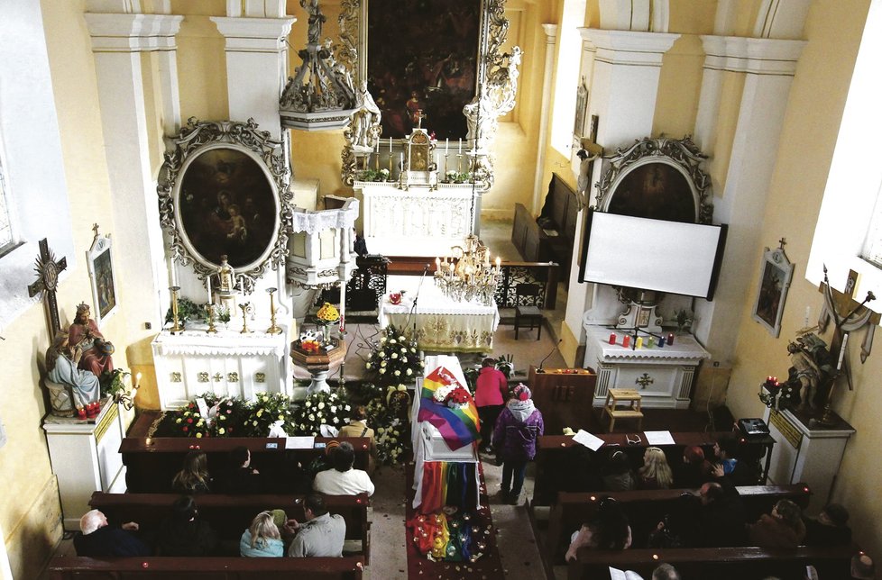 Pohřeb Filipa (†14) proběhl v Kostele všech svatých v Probluzi na Královehradecku. Tam došlo k incidentu.