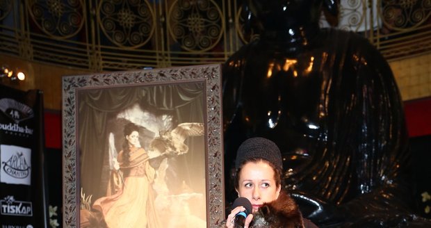 Ester Kočičková provázela večerem, na kterém se zveřejňovaly jednotlivé fotografie kalendáře Proměny 2014.