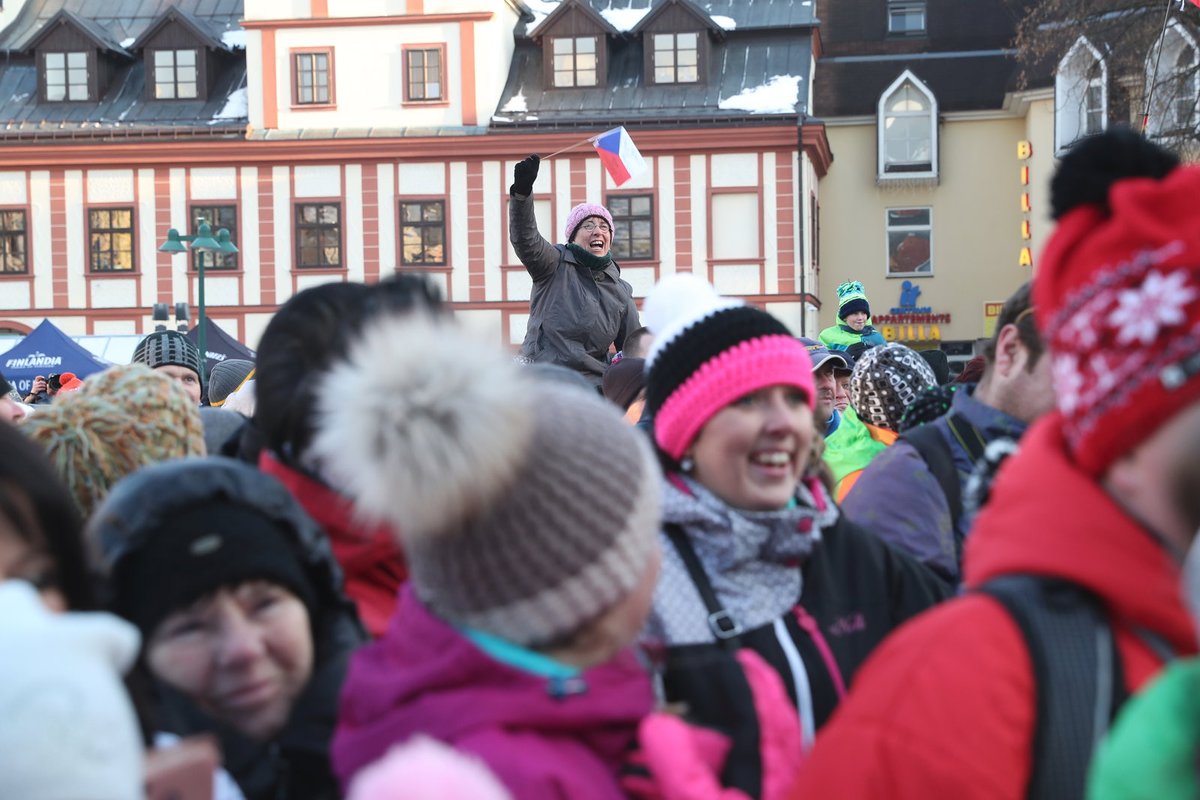 Samkové maminka Ludmila vyčnívala z davu.