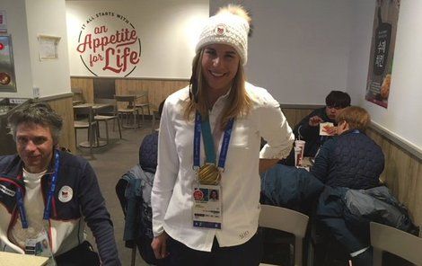 Zahřešila si! Senzační olympijská šampionka Ester Ledecká si s tátou Janakem (vlevo) zašla na kuřátko.