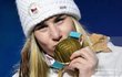 Ester Ledecká se svou zlatou medailí ze super-G