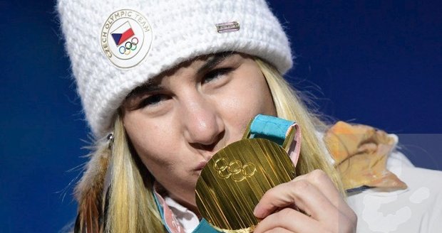 Ester Ledecká se svou zlatou medailí ze super-G