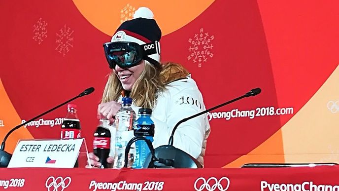 Ester Ledecká si na setkání s novináři odmítla sundat lyžařské brýle. Důvod? Byla nenalíčená