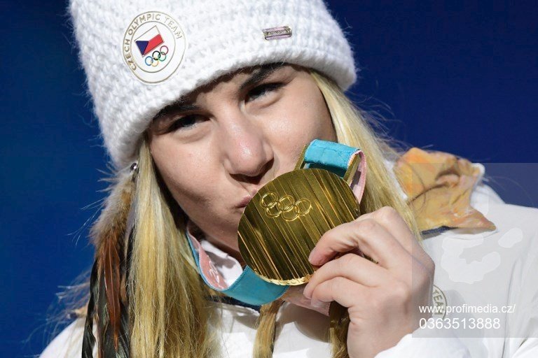 Ester Ledecká se svou zlatou olympijskou medailí ze super-G