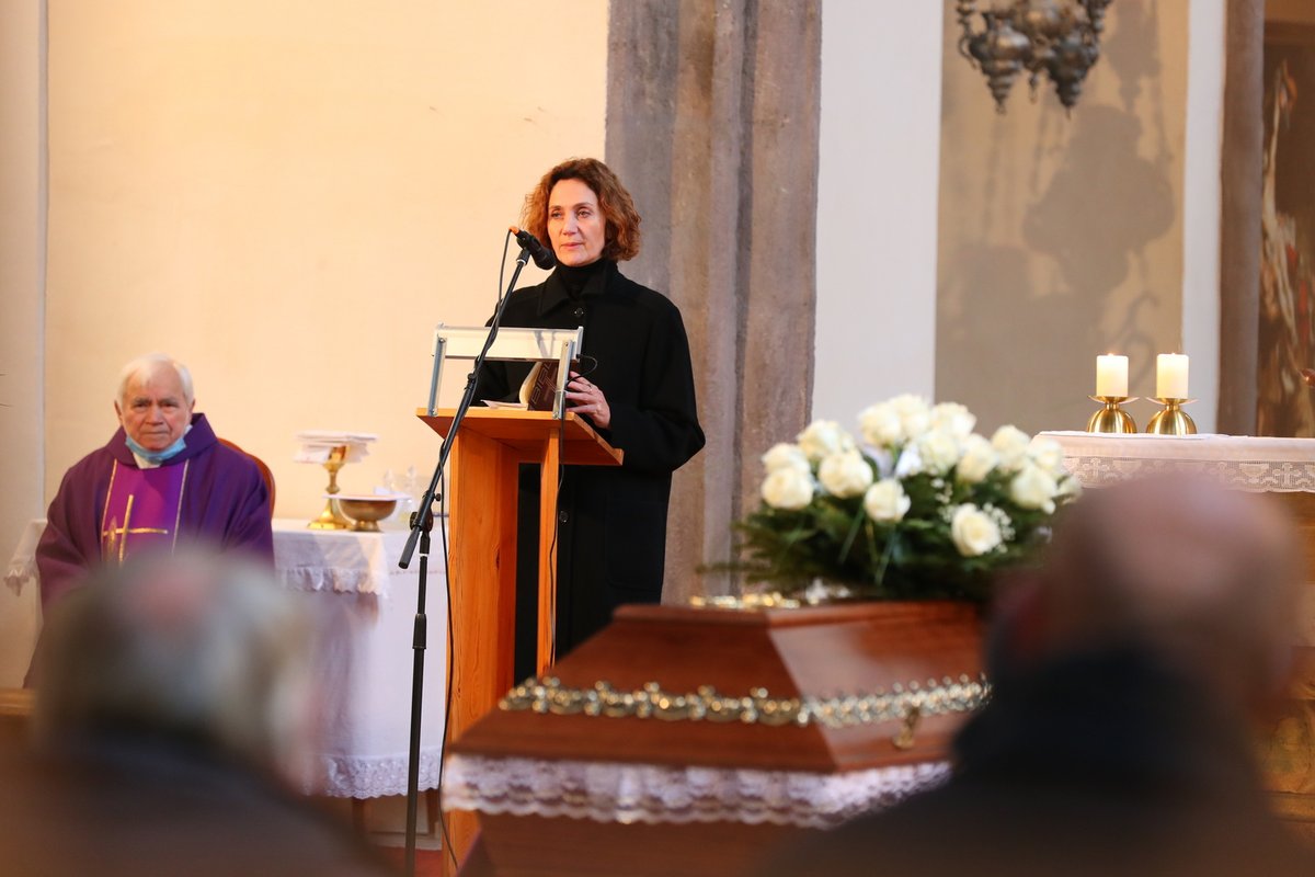 Ester Janečková na pohřbu své mámy