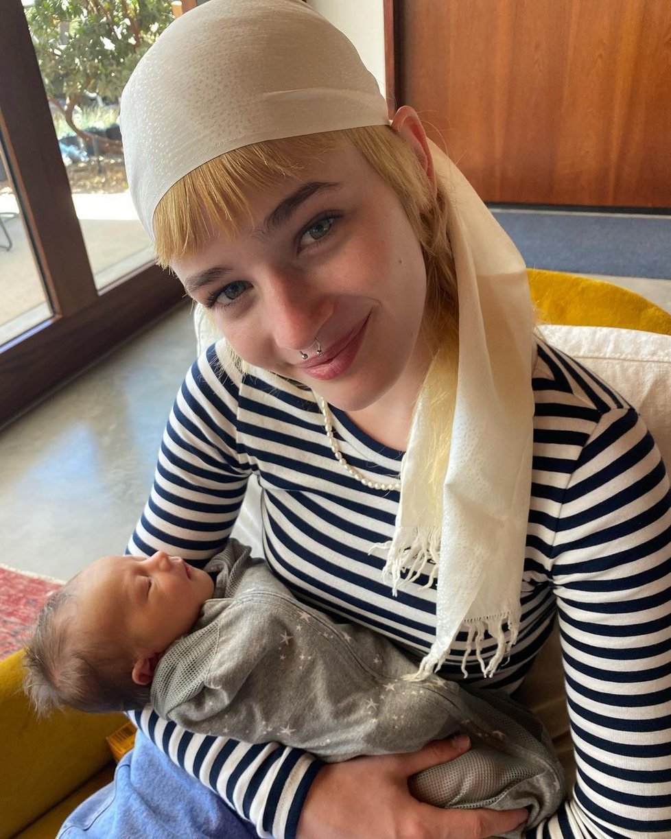 Esther McGregor s novorozeným bráškou Lauriem