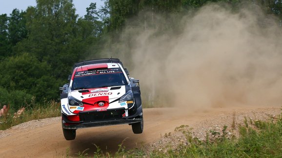 Estonská rallye po 2. etapě: Rovanperä vede a je blízko historické výhře
