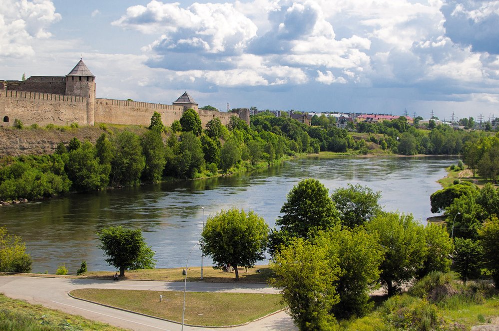 Řeka Narva odděluje Estonsko a Rusko. Na obou jejích březích se tyčí obrovské pevnosti, které poukazují na napětí, jež nezmizelo ani v 21. století.
