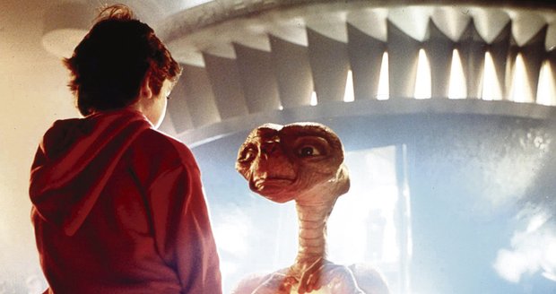 E.T. odlétá domů, pro filmové fanoušky nejdojemnější scéna