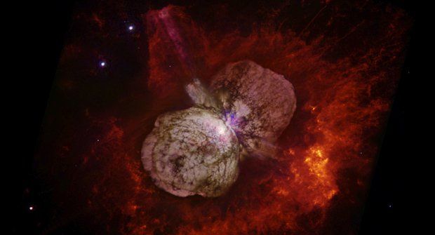 Záhada hvězdy Eta Carinae: Přežila výbuch supernovy?