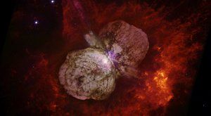 Záhada hvězdy Eta Carinae: Přežila výbuch supernovy?