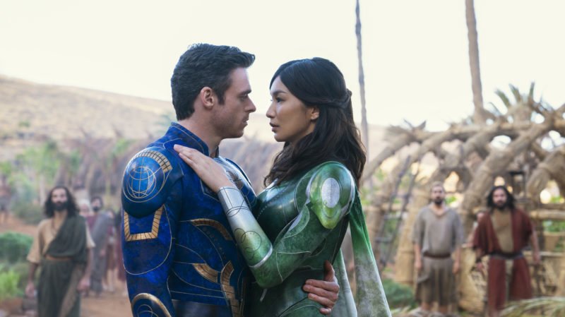 Richard Madden a Gemma Chan ve filmu Eternals jako superhrdinové Ikaris a Sersi