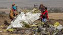 Záchranáři prohledávají trosky zříceného letounu Ethiopian Airlines (březen 2019)
